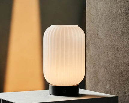 Lilly donkerbruin unieke oplaadbare lamp - matglaslamp, houten basis, dimable, 3 lichte modi