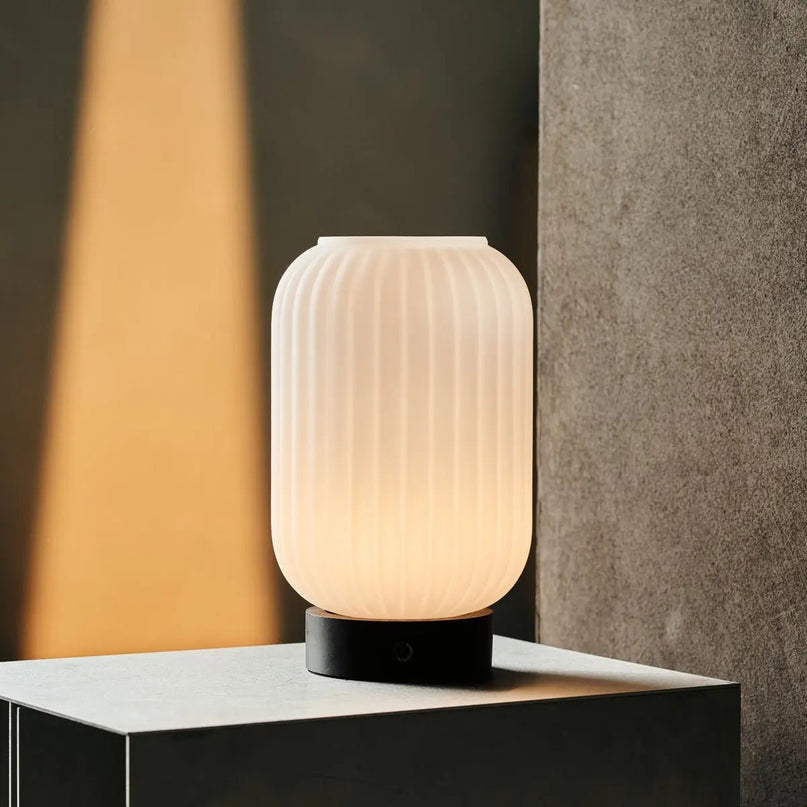 Lilly donkerbruin unieke oplaadbare lamp - matglaslamp, houten basis, dimable, 3 lichte modi