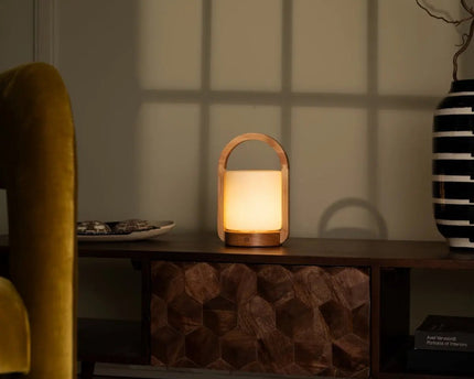 George lichtbruine houten oplaadbare lamp gecombineerd met matglas en een handvat