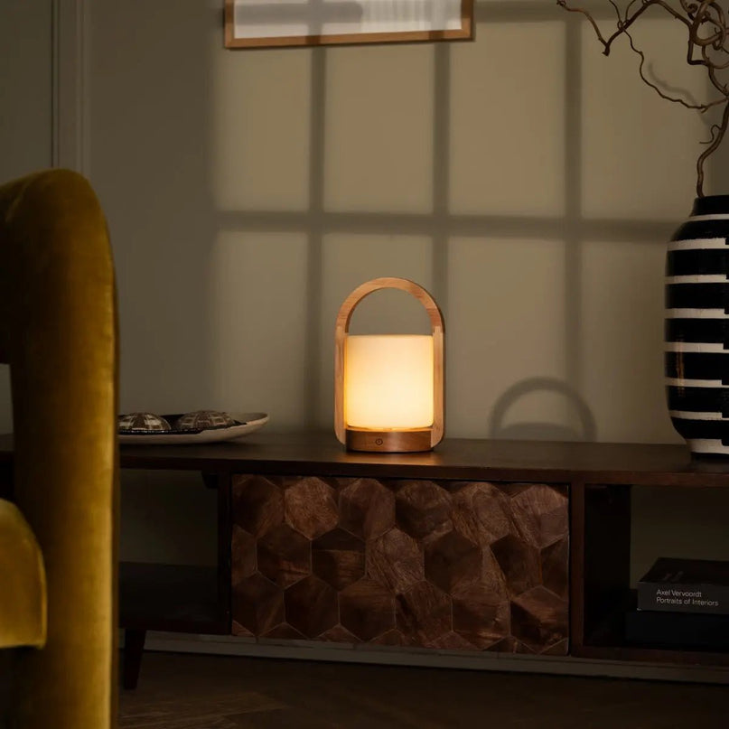 George lichtbruine houten oplaadbare lamp gecombineerd met matglas en een handvat