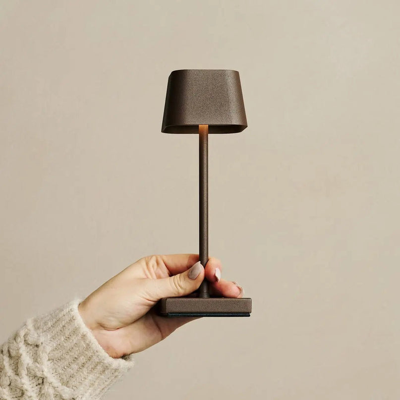 Sarphati Mini Mocha Brown Draadloze tafellamp Perfect voor gastvrijheidsindustrie - Draadloos oplaadbaar via laadstation, dimbare lamp en 3 lichtmodi