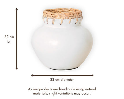 Witte vaas – decoratieve vaas rond – kleine vaas voor gedroogde bloemen – handgemaakte kleivaas – bloemenvaas van klei en rotan (Ø 23 cm) TUBAN