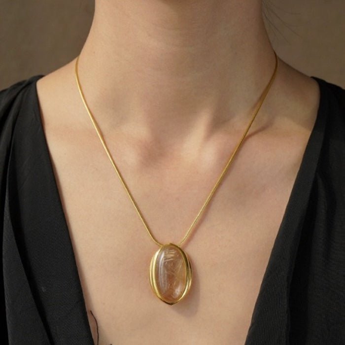 Minimalistisch goud gerutileerde kwarts ovale hanger ketting