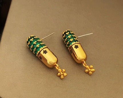 Capsule Design Oorbellen met Groene Stenen