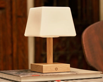 Tommy lichtbruine houten tafellamp met glas - oplaadbare, dimbare lamp, draadloze verlichting