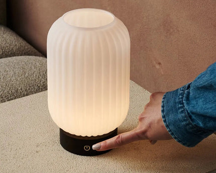 Lilly donkerbruin unieke oplaadbare lamp - matglaslamp, houten basis, dimable, 3 lichte modi