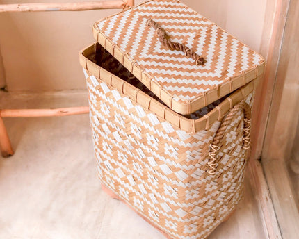 Wasmand met deksel DARI Handgeweven van bamboe met een beige wit zigzagpatroon