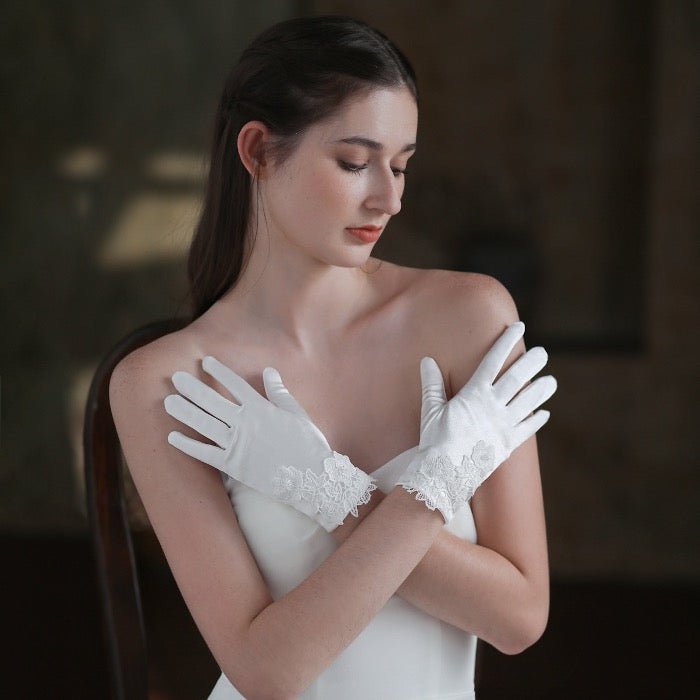 Satijnen witte bruidshandschoenen met kanten bloemen