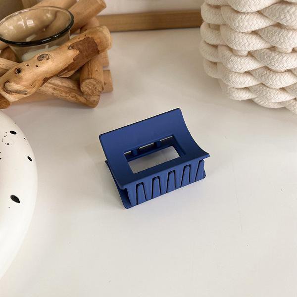 Minimalistische blauwe kleurtoon klauw haarclips