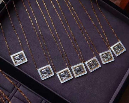 Vierkante Romeinse stijl godin standbeeld ketting