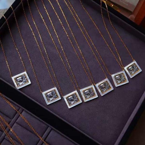 Vierkante Romeinse stijl godin standbeeld ketting