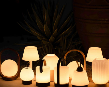 Tommy lichtbruine houten tafellamp met glas - oplaadbare, dimbare lamp, draadloze verlichting