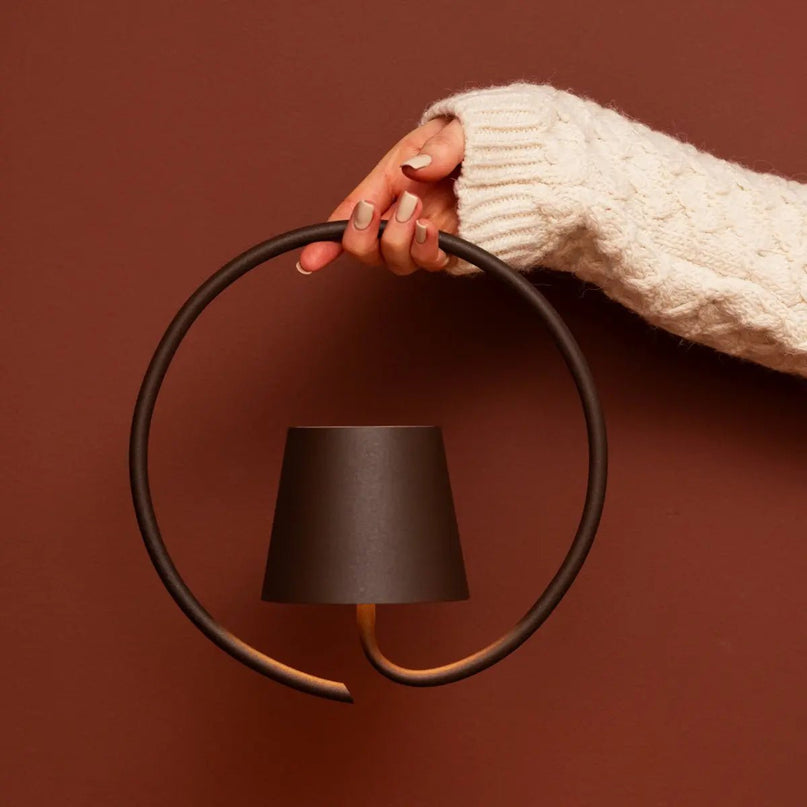 Cielo donkerbruine oplaadbare metalen wandlamp – draadloos, dimbaar en stijlvol