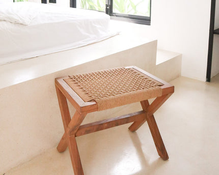 Grote houten kruk INDRA (beige) gemaakt van Trembesi met een zitvlak van geweven gerecycled papier