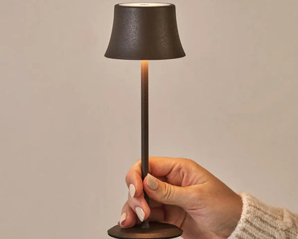Willy Mini Mocha Brown oplaadbare tafellamp – stijlvol, dimbaar, batterijduur van 60 uur