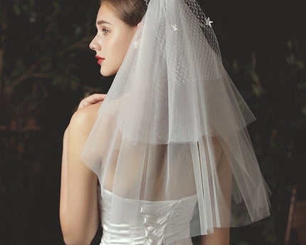 Elegante drielaagse bruidssluier met gezichtsbedekkingsnet