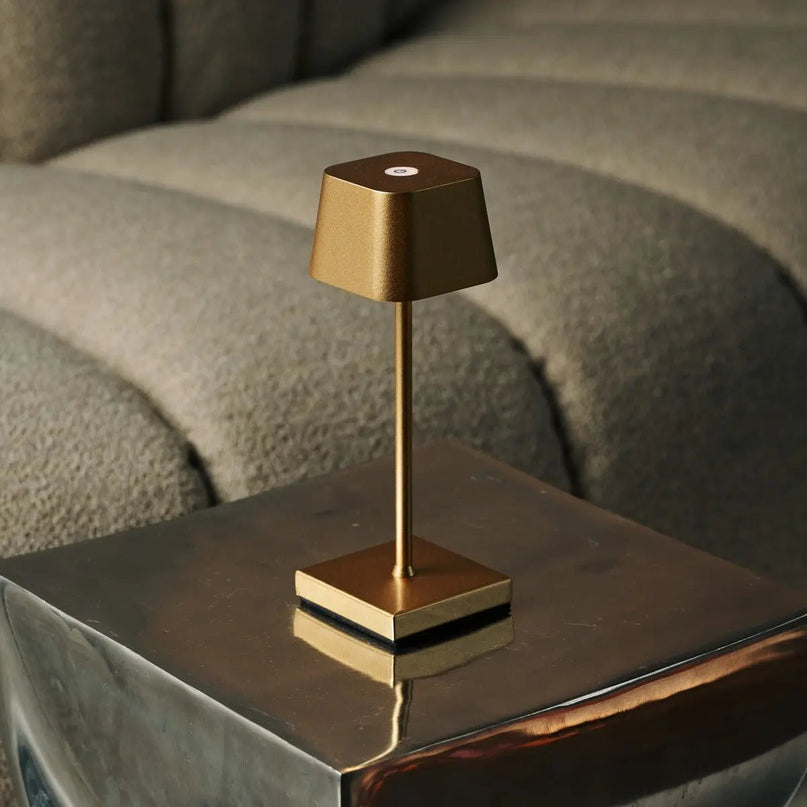 Combi Set Professional-8 x Sarphati Mini Gold Oplaadbare tafellampen & 1 x Centraal station Wireless laadstation met Qi-Technology-Perfect voor restaurants, gastvrijheid en hotels