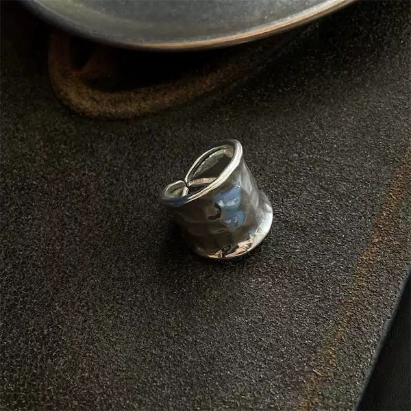 Gedurfde look hamerende textuur brede zilveren ring