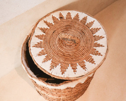 Wasmand met deksel Handgeweven van bananenvezel EMPAT Grote decoratieve mand met witte katoenen macramé (2 maten)
