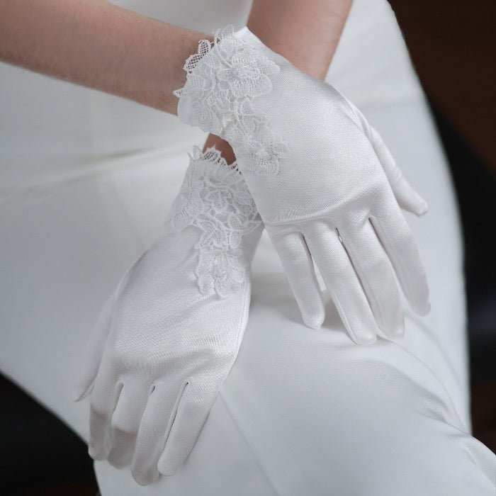 Satijnen witte bruidshandschoenen met kanten bloemen