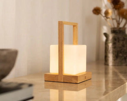 Noah lichtbruine houten oplaadbare tafellamp met glas en houten handgreep