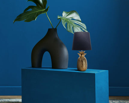 Keramische tafellamp "ananas", tafellamp gemaakt van keramiek met goudkleurig glazuur en zwart stofscherm, met E14-aansluiting, voor eetkamer, woonkamer, gang of kantoor, tafellamp 45 cm hoog