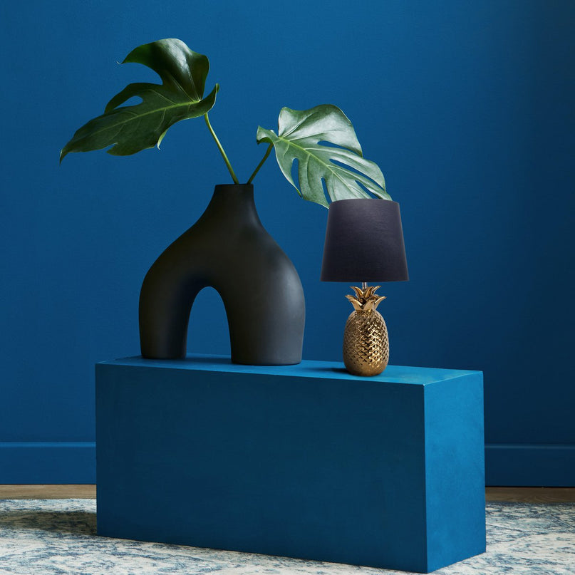 Keramische tafellamp "ananas", tafellamp gemaakt van keramiek met goudkleurig glazuur en zwart stofscherm, met E14-aansluiting, voor eetkamer, woonkamer, gang of kantoor, tafellamp 45 cm hoog