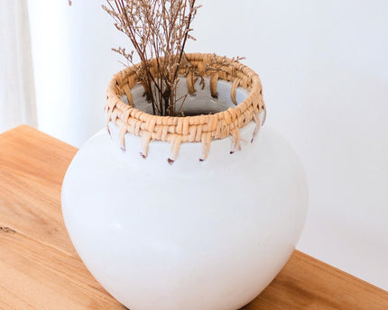 Witte vaas – decoratieve vaas rond – kleine vaas voor gedroogde bloemen – handgemaakte kleivaas – bloemenvaas van klei en rotan (Ø 23 cm) TUBAN