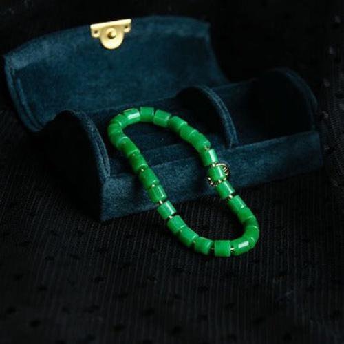 Minimalistische levendige groene jade kralen armband
