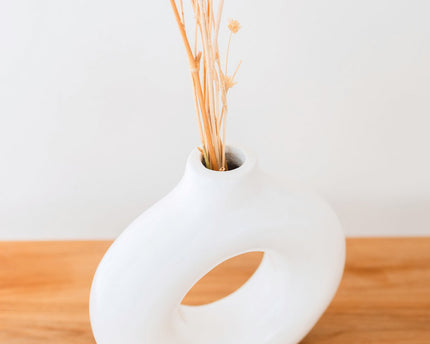 Ringvormige vaas wit – kleivaas handgemaakt – kleine bohovaas – vaas voor gedroogde bloemen – decoratieve vaas voor vensterbank, plank of tafel NUSA