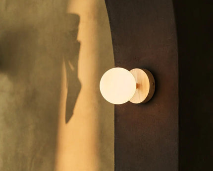 Richella lichtbruin houten en glazen wandlicht - oplaadbaar en draadloos