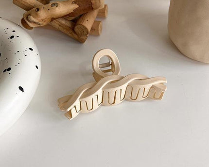 Melkachtige koffie kleurtoon klauw haarclips