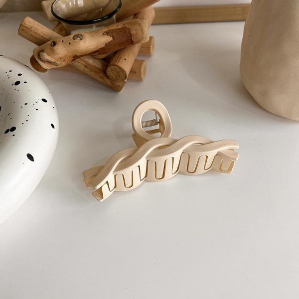 Melkachtige koffie kleurtoon klauw haarclips