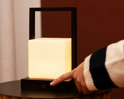 Noah donkerbruine houten oplaadbare tafellamp met glas en houten handgreep
