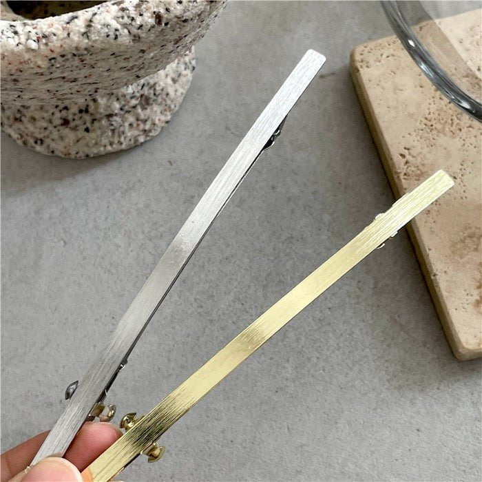 Minimalistische metalen haarclip met één regel