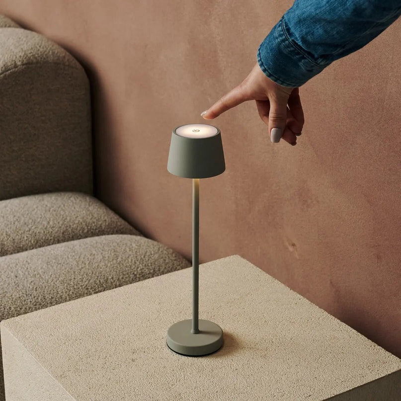 Combi Set Professional-4 X Vondel Mini Shadow Gray Oplaadbare tafellampen & 1 x Amstel Wireless Lay Station met Q1-Technology-Perfecte lampen voor restaurants, gastvrijheid en hotels