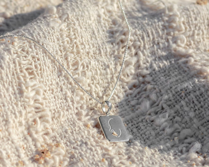 Sierlijke ketting met hanger - zilveren 40 cm ketting gemaakt van 925 zilver - abstract gezicht gegraveerd - LOVINA zilver