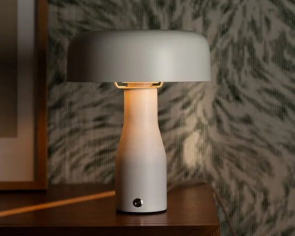 Jape witte metalen tafellamp – tijdloos design, warm licht en elegante stijl