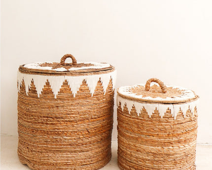Wasmand met deksel Handgeweven van bananenvezel EMPAT Grote decoratieve mand met witte katoenen macramé (2 maten)