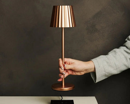Maya koper geribbelde tafellamp gemaakt van ijzer - dimbare lamp en 3 lichtmodi, oplaadbaar via draadloos laadstation
