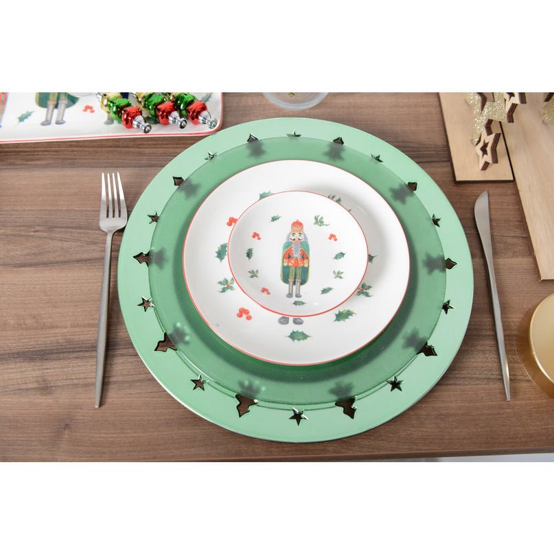 Briljante groene plaat onder boomdecor
