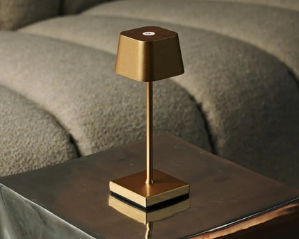 Combi Set Professional-4 x Sarphati Mini Gold Oplaadbare tafellampen & 1 x Amstel Wireless Lay Station met Qi-Technology & Perfect voor restaurants, gastvrijheid en hotels