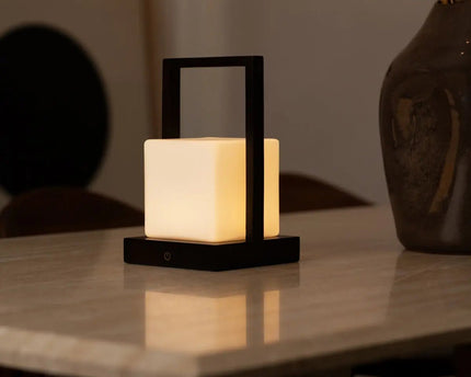 Noah donkerbruine houten oplaadbare tafellamp met glas en houten handgreep