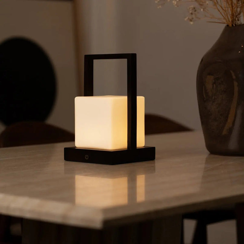 Noah donkerbruine houten oplaadbare tafellamp met glas en houten handgreep