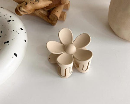 Melkachtige koffie kleurtoon klauw haarclips
