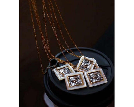 Vierkante Romeinse stijl godin standbeeld ketting