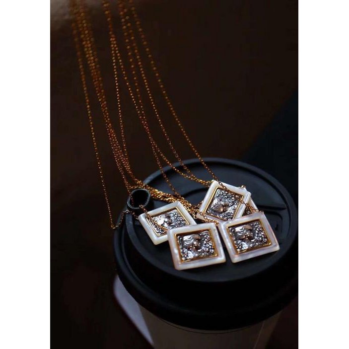 Vierkante Romeinse stijl godin standbeeld ketting