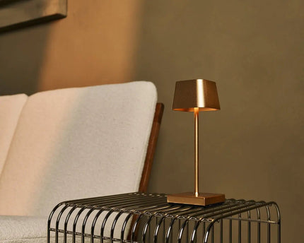 Combi Set Professional-4 x Sarphati Mini Gold Oplaadbare tafellampen & 1 x Amstel Wireless Lay Station met Qi-Technology & Perfect voor restaurants, gastvrijheid en hotels