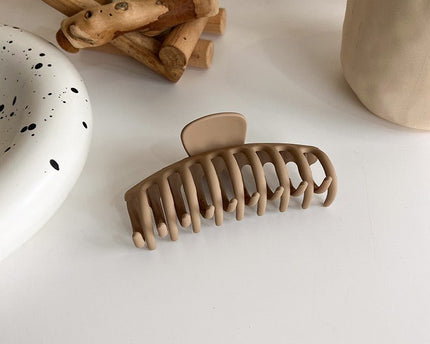 Melkachtige koffie kleurtoon klauw haarclips