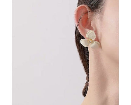 Gardenia - Vintage charme witte bloem oorstekers